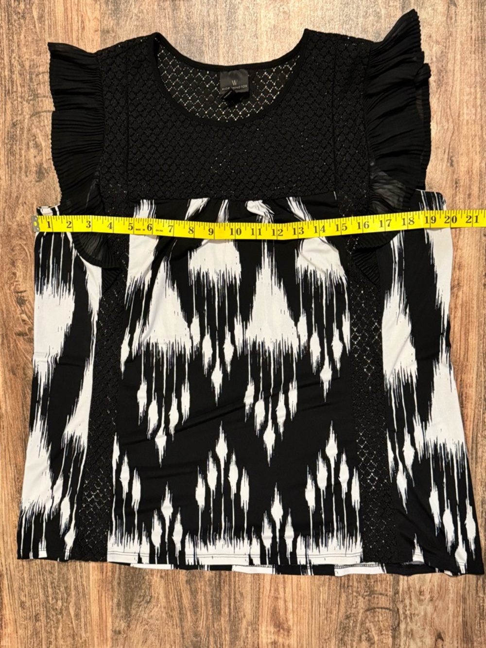 Worthington Black & White Patterned Flutter Sleeve Blouse - Picture 5 of 7